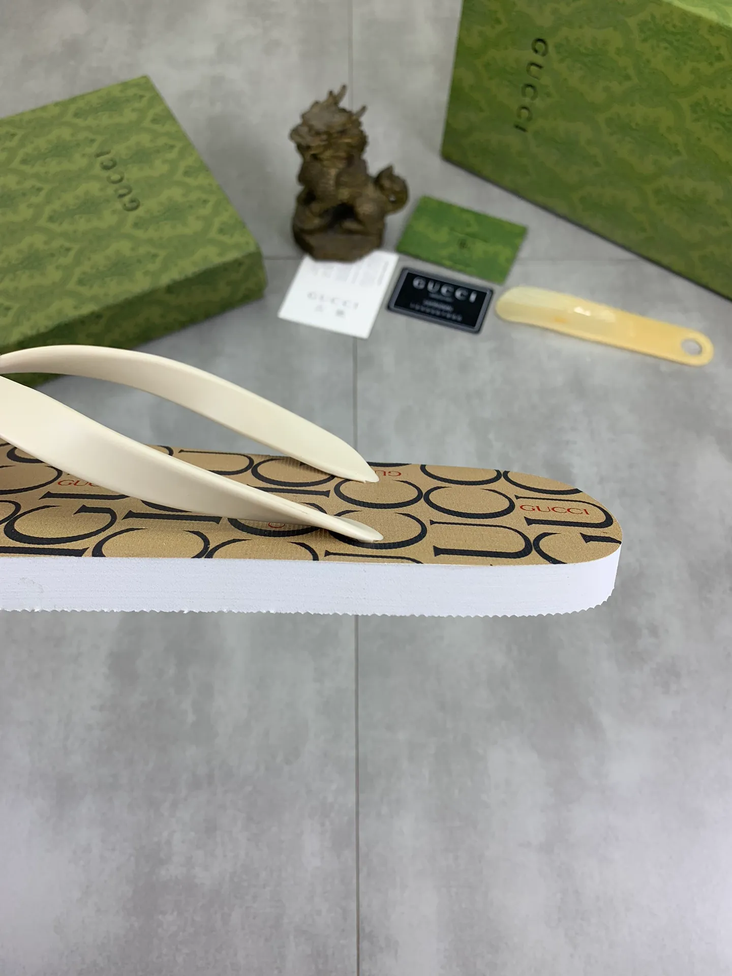 Men's men's shoes 💰P220💰【New style】🆘【GUCCI】Official website's popular Gucci adult couple 🧑‍🤝‍🧑 style, children's flip-flops are on sale at the counter simultaneously! Original fabric imported from Italy. Original bottom provided by the original factory. Size: Adult 36-45. Children’s size: 30-37. Multiple colors available.